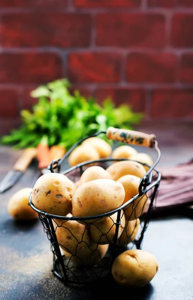Çiğ Patates Patates Metal Sepet Içinde — Stok fotoğraf