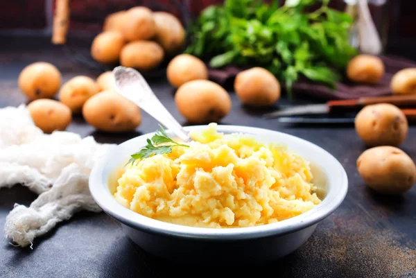 Portion Kartoffelpüree Mit Butter Auf Einem Teller Auf Dem Tisch — Stockfoto