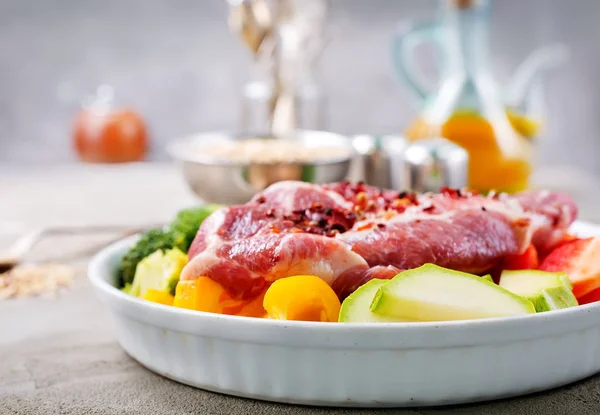 Carne Cruda Con Verduras Plato Ingredientes Para Cena Mesa — Foto de Stock
