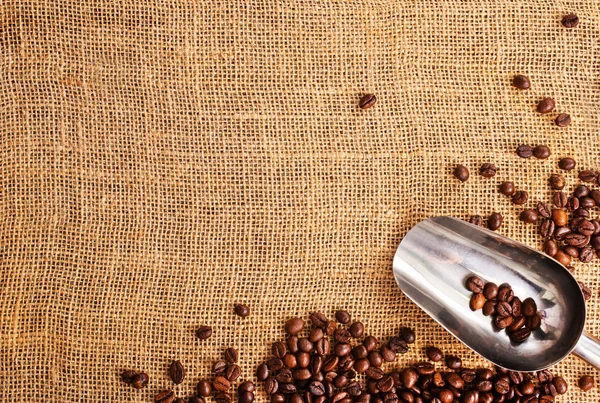 Geröstete Kaffeebohnen Und Metalllöffel Auf Einem Tisch — Stockfoto
