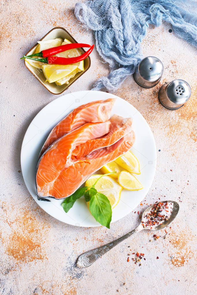 salmón crudo y limón fresco en el plato de la mesa 2023