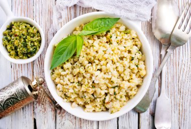 soslu Pesto masada beyaz kase haşlanmış bulgur 