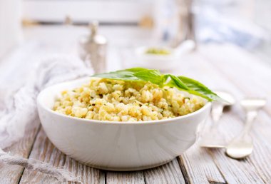 soslu Pesto masada beyaz kase haşlanmış bulgur 