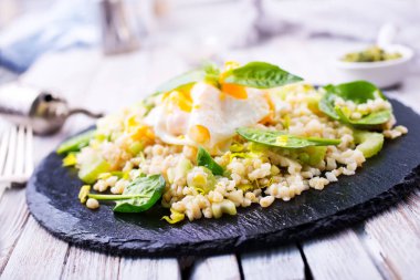 fesleğen ve tablo üzerinde kızarmış tavuk yumurta ile kızarmış bulgur 