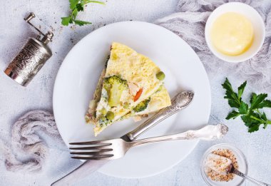 Beyaz tabakta görmek sebzeli omlet 