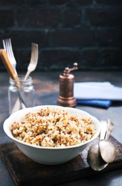 Beyaz kase, yakından görmek de haşlanmış quinoa 