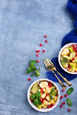 bir tabloda, yakından görmek kase meyve salatası 