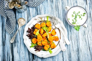 tavuk nuggets masada tabakta salata ile 