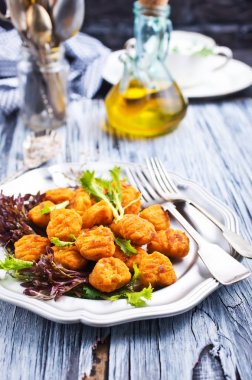 tavuk nuggets masada tabakta salata ile 