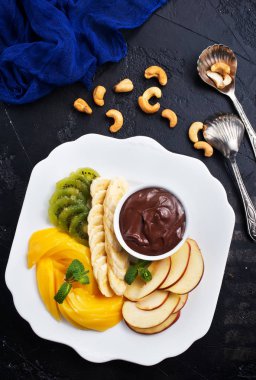 meyvelerin taze salata masada görmek 