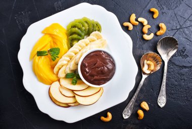 meyvelerin taze salata masada görmek 