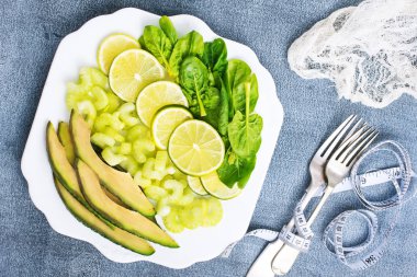 dilimlenmiş taze limon ve avokado yakından görmek tablo
