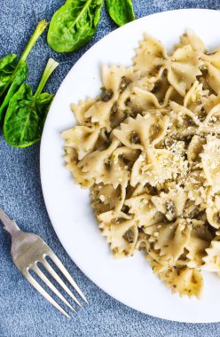 Yeşil soslu makarna masada görmek