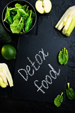 Yeşil sebze ve meyve karanlık tablo, detoks gıda kavramı kompozisyon 