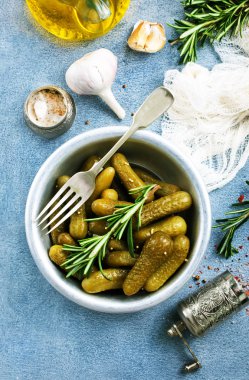 metal kabın içinde turşu salatalık görmek