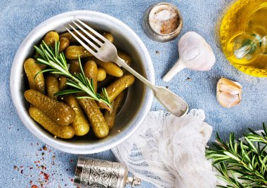 metal kabın içinde turşu salatalık görmek