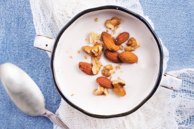 süt kuru badem ve ceviz ile krem