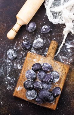 ahşap masa, yakından görmek üzerinde siyah köfte 