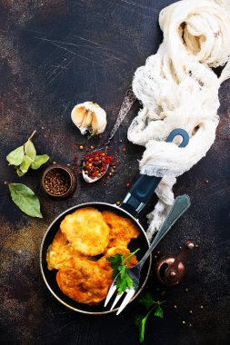 tavuk krep tava içinde baharatlar ile 