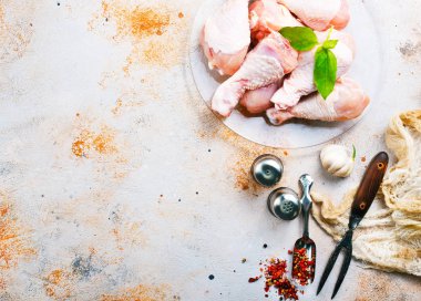 çiğ tavuk budu baharatlar ve tuz ile yakından görmek