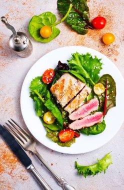 Kızartılmış ton balığı ve tablo taze sebze salatası 