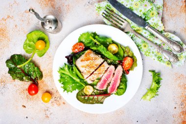 Kızartılmış ton balığı ve tablo taze sebze salatası 