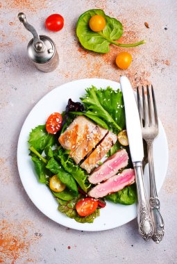 Kızartılmış ton balığı ve tablo taze sebze salatası 