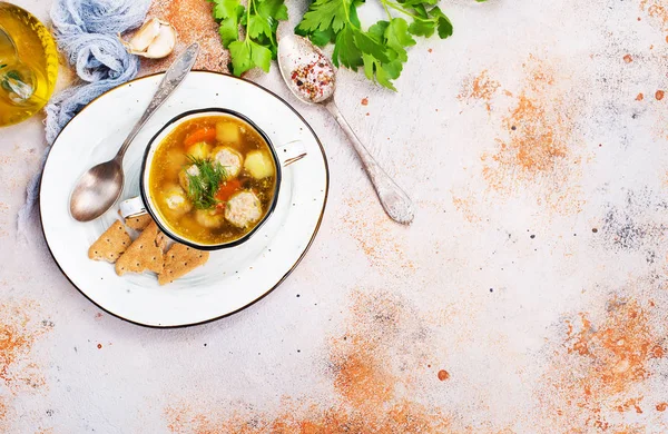 Soupe Fraîche Avec Boules Viande Légumes Dans Bol Sur Table — Photo