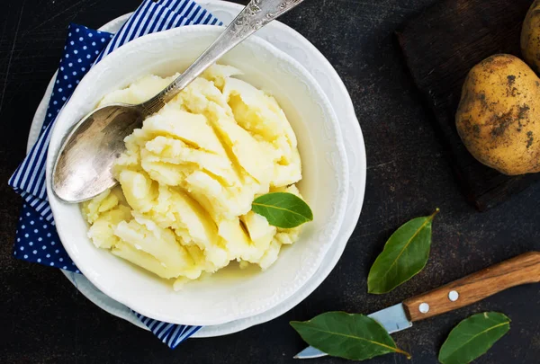 Potatismos Med Smör Och Mjölk Vit Skål — Stockfoto