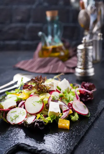 Növényi Saláta Feta Sajt Asztalra Kiadványról — Stock Fotó