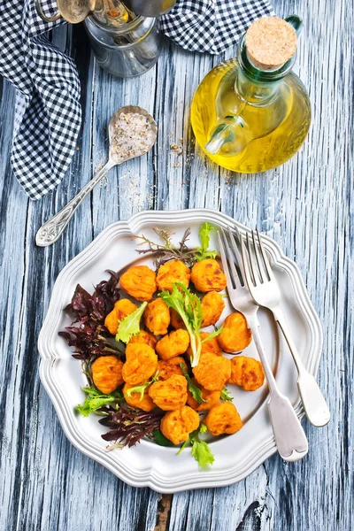 Chicken Nuggets Mit Salat Auf Teller Auf Tisch — Stockfoto