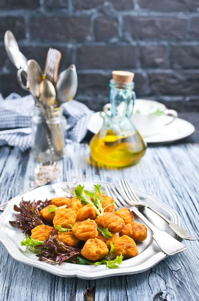 Chicken Nuggets Mit Salat Auf Teller Auf Tisch — Stockfoto