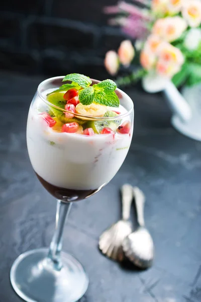 Schokoladendessert Glas Mit Früchten Schokoladenmousse Oder Pudding Portionsglas Mit Frischen — Stockfoto
