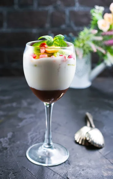 Sobremesa Chocolate Vidro Com Frutas Mousse Chocolate Pudim Copo Porção — Fotografia de Stock