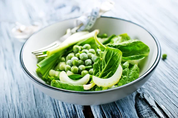 Πράσινα Τρόφιμα Λευκό Μπολ Στο Ξύλινο Τραπέζι — Φωτογραφία Αρχείου