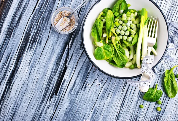 Nourriture Verte Dans Bol Blanc Sur Une Table Bois — Photo