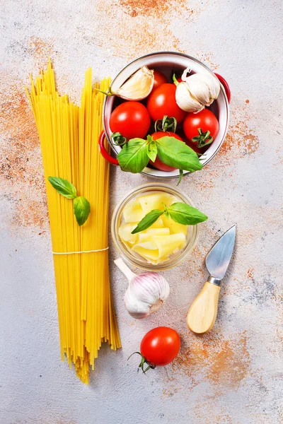 Espaguetis Crudos Con Queso Tomates Frescos — Foto de Stock
