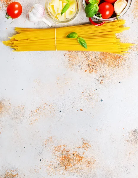 Сырые Спагетти Сыром Свежими Помидорами — стоковое фото