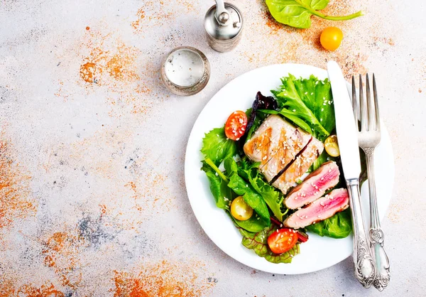 Kızartılmış ton balığı ve tablo taze sebze salatası 