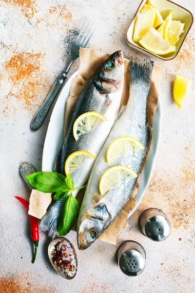 Roher Fisch Mit Gewürzen Zitrone Und Salz — Stockfoto