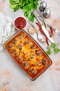 lezzetli fırında köfte ve sos ile güveç