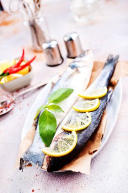 limon yemek pişirmek için hazır plaka üzerinde ham bütün balık 