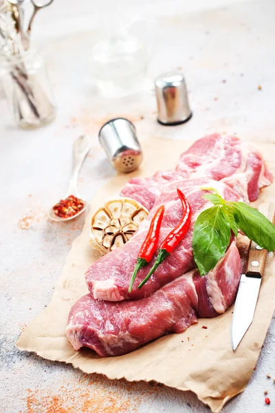 スパイスと塩料理の準備で生肉 — ストック写真