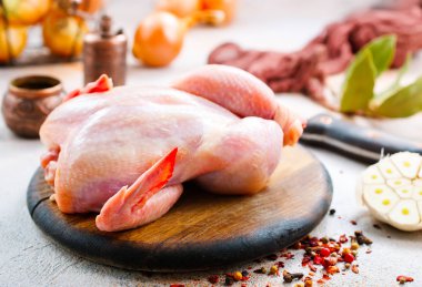 baharatlar ve tuz ile tüm çiğ tavuk