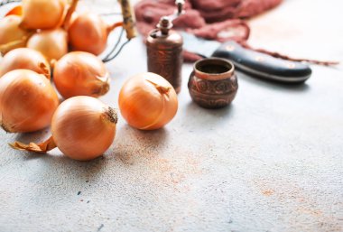  rustik tarzı sepet içinde taze çiğ soğan