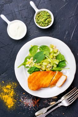 taze salata, ıspanak ve kereviz ile tavuk göğsü