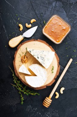 peynir, mavi peynir ve brie türleri ile bal ve fındık ahşap tahta üzerinde 