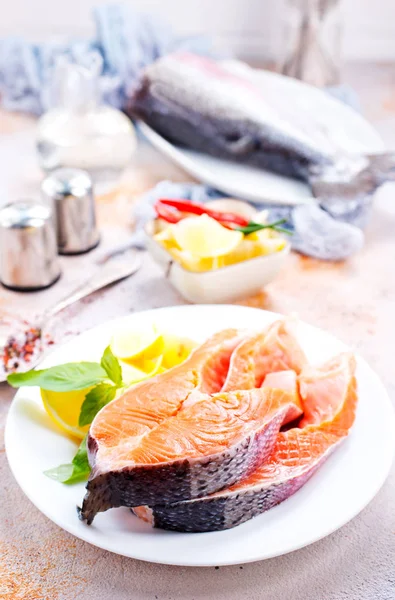 Salmón Crudo Con Sal Especias Listo Para Cocinar — Foto de Stock