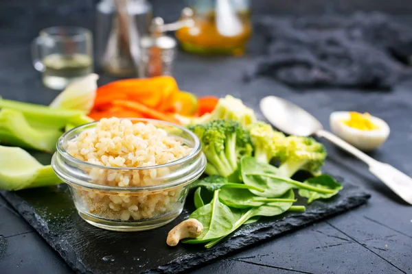 Jantar Saudável Bulgur Fervido Com Legumes Ovo — Fotografia de Stock