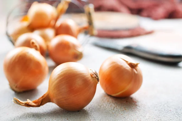 Frische Rohe Zwiebeln Auf Grauem Tisch — Stockfoto